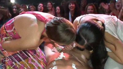 Il y en a qui sucent et d'autres qui regardent