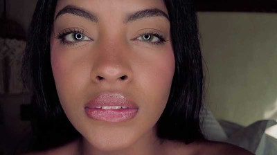 Sensual negra colombiana masturbándose en primer plano